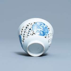 Une tasse à double paroi ajourée en porcelaine de Chine en bleu et blanc, époque Transition — photo 7