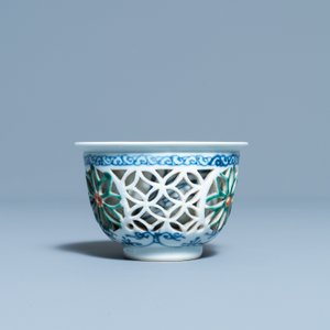Une tasse à double paroi ajourée en porcelaine de Chine famille verte, Kangxi — photo 3