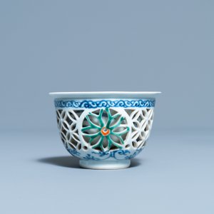 Une tasse à double paroi ajourée en porcelaine de Chine famille verte, Kangxi — photo 4