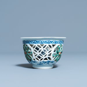 Une tasse à double paroi ajourée en porcelaine de Chine famille verte, Kangxi — photo 5