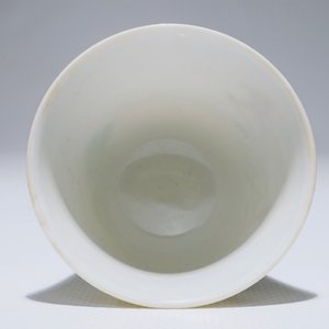 Une tasse à sauterelle en porcelaine de Chine famille rose, marque de Tongzhi, 19/20ème — photo 5