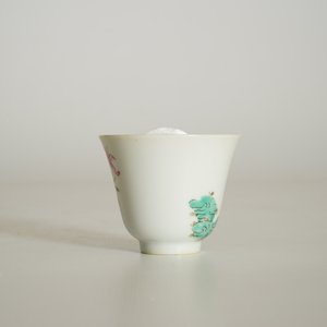 Une tasse à sauterelle en porcelaine de Chine famille rose, marque de Tongzhi, 19/20ème — photo 9