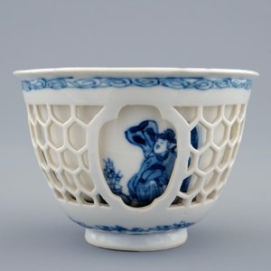 Une tasse à vin à double parois en porcelaine de Chine bleu et blanc, Kangxi — photo 3