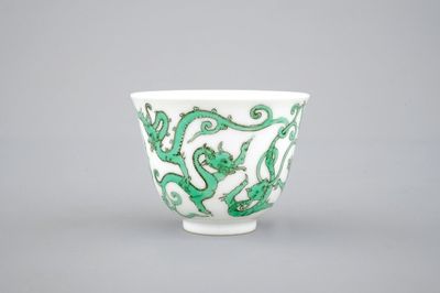 Une tasse à vin en porcelaine de Chine au dragon, 19/20ème