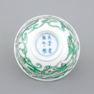 Une tasse à vin en porcelaine de Chine au dragon, 19/20ème — photo 6