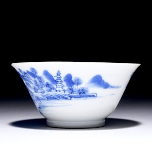 Une tasse à vin en porcelaine de Chine bleu et blanc, marque et époque de Yongzheng — photo 3
