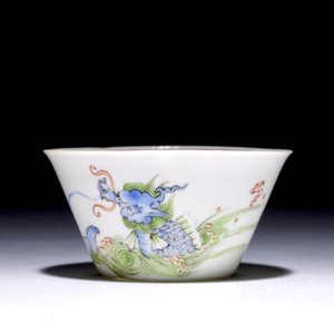 Une tasse à vin en porcelaine de Chine coquille d'oeuf à décor de "Dragon et phénix", Yongzheng — photo 2