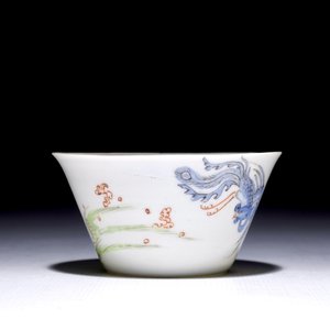 Une tasse à vin en porcelaine de Chine coquille d'oeuf à décor de "Dragon et phénix", Yongzheng — photo 3