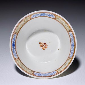 Une tasse à vin en porcelaine de Chine coquille d'oeuf à décor de "Dragon et phénix", Yongzheng — photo 6