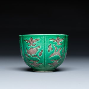 Une tasse à vin en porcelaine de Chine émaillée vert et aubergine à décor de grues, 19/20ème — photo 5