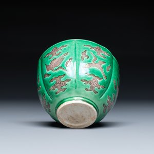 Une tasse à vin en porcelaine de Chine émaillée vert et aubergine à décor de grues, 19/20ème — photo 6