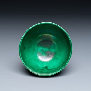 Une tasse à vin en porcelaine de Chine émaillée vert et aubergine à décor de grues, 19/20ème — photo 7