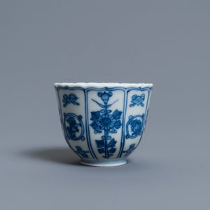 Une tasse à vin en porcelaine de Chine en bleu et blanc, Kangxi — photo 1