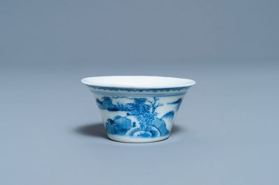 Une tasse à vin en porcelaine de Chine en bleu et blanc, Kangxi