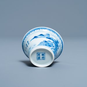 Une tasse à vin en porcelaine de Chine en bleu et blanc, Kangxi — photo 7