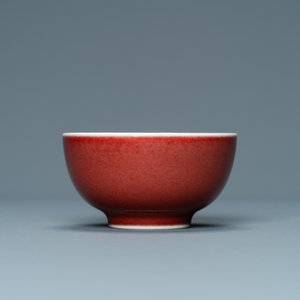 Une tasse à vin en porcelaine de Chine en rouge de cuivre monochrome, marque de Yongzheng, 19/20ème — photo 2