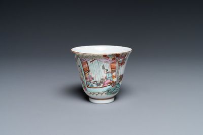 Une tasse à vin en porcelaine de Chine famille rose, marque de Qianlong, République