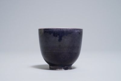 Une tasse à vin en porcelaine de Chine monochrome aubergine, marque de Jiajing, 19/20ème