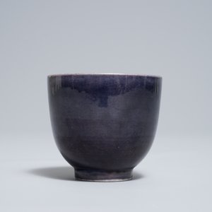 Une tasse à vin en porcelaine de Chine monochrome aubergine, marque de Jiajing, 19/20ème — photo 2