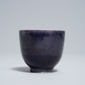 Une tasse à vin en porcelaine de Chine monochrome aubergine, marque de Jiajing, 19/20ème — photo 4