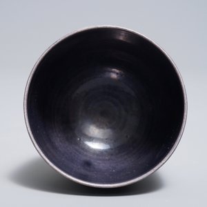 Une tasse à vin en porcelaine de Chine monochrome aubergine, marque de Jiajing, 19/20ème — photo 6
