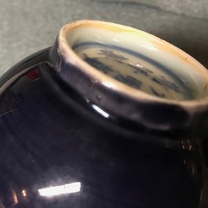 Une tasse à vin en porcelaine de Chine monochrome aubergine, marque de Jiajing, 19/20ème — photo 7