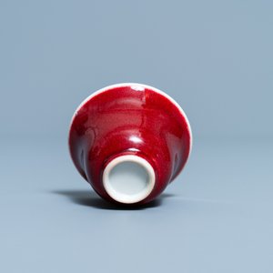Une tasse à vin en porcelaine de Chine sang de boeuf monochrome, 19/20ème — photo 7