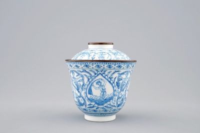 Une tasse Bencharong et son couvercle en porcelaine de Chine pour le marché thai, 18/19ème