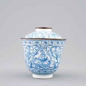 Une tasse Bencharong et son couvercle en porcelaine de Chine pour le marché thai, 18/19ème — photo 2