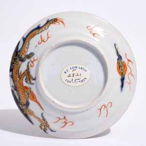 Une tasse couverte et soucoupe en porcelaine de Chine de style Imari, Kangxi — photo 4