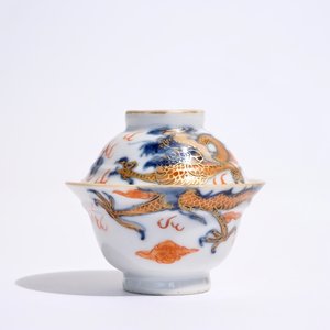 Une tasse couverte et soucoupe en porcelaine de Chine de style Imari, Kangxi — photo 5