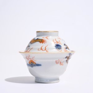 Une tasse couverte et soucoupe en porcelaine de Chine de style Imari, Kangxi — photo 6