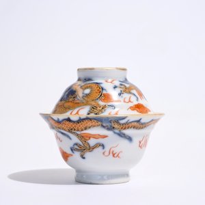 Une tasse couverte et soucoupe en porcelaine de Chine de style Imari, Kangxi — photo 8