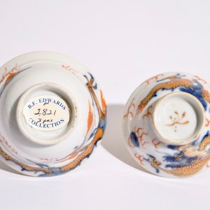 Une tasse couverte et soucoupe en porcelaine de Chine de style Imari, Kangxi — photo 10