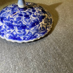 Une tasse couverte et soucoupe en porcelaine de Chine en bleu et blanc pour le marché français, Kangxi — photo 11