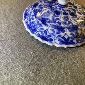 Une tasse couverte et soucoupe en porcelaine de Chine en bleu et blanc pour le marché français, Kangxi — photo 12