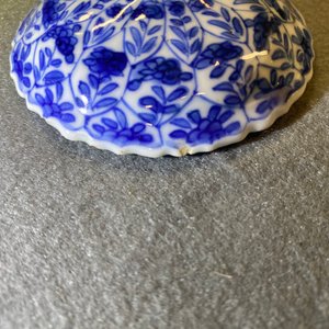 Une tasse couverte et soucoupe en porcelaine de Chine en bleu et blanc pour le marché français, Kangxi — photo 10