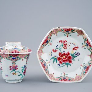 Une tasse couverte hexagonale et sa soucoupe en porcelaine de Chine famille rose, Qianlong, 18ème — photo 1