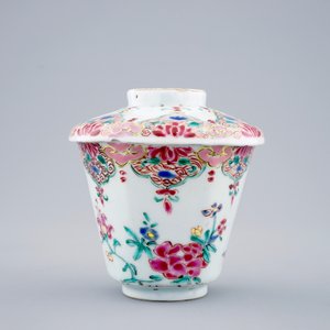 Une tasse couverte hexagonale et sa soucoupe en porcelaine de Chine famille rose, Qianlong, 18ème — photo 6