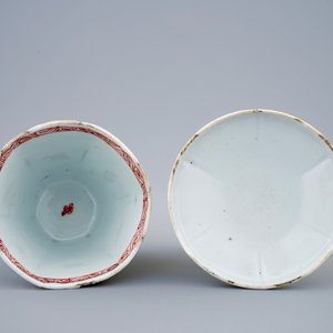 Une tasse couverte hexagonale et sa soucoupe en porcelaine de Chine famille rose, Qianlong, 18ème — photo 8