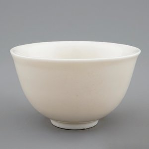 Une tasse en porcelaine blanc de Chine de Dehua, Kangxi — photo 1