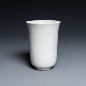 Une tasse en porcelaine de Chine blanc monochrome à décor anhua de pivoines, marque de Xuande, Kangxi — photo 1