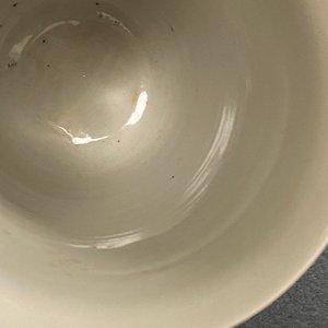 Une tasse en porcelaine de Chine blanc monochrome à décor anhua de pivoines, marque de Xuande, Kangxi — photo 18