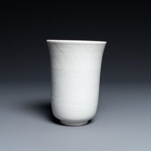 Une tasse en porcelaine de Chine blanc monochrome à décor anhua de pivoines, marque de Xuande, Kangxi — photo 3