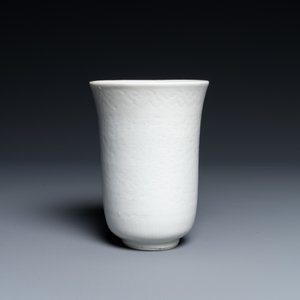 Une tasse en porcelaine de Chine blanc monochrome à décor anhua de pivoines, marque de Xuande, Kangxi — photo 4