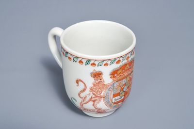 Une tasse en porcelaine de Chine décorée aux Pays-Bas aux armes d'Orange-Nassau, datée 1747, Qianlong