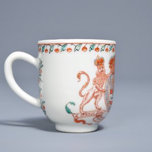Une tasse en porcelaine de Chine décorée aux Pays-Bas aux armes d'Orange-Nassau, datée 1747, Qianlong — photo 2