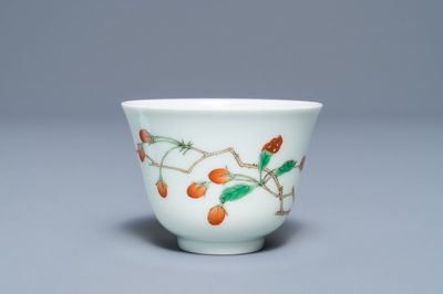 Une tasse en porcelaine de Chine famille verte aux branches de goji, marque de Kangxi, 19/20ème