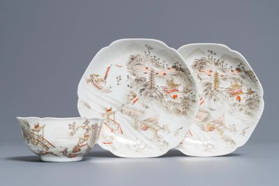 Une tasse et deux soucoupes en porcelaine de Chine grisaille, doré et rouge de fer, Yongzheng