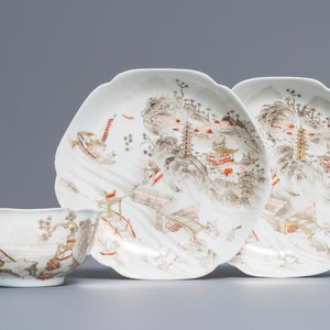 Une tasse et deux soucoupes en porcelaine de Chine grisaille, doré et rouge de fer, Yongzheng — photo 1